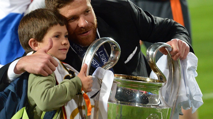 Xabi Alonso mit dem Champions-League-Pokal und seinem Sohn nach dem Finale von Real Madrid gegen Atletico Madrid am 24. Mai 2014.
