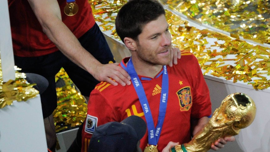 Xabi Alonso hält den nach dem Sieg der Spanier gegen die Niederlande am 11. Juli 2010 den Weltmeisterpokal in den Händen.