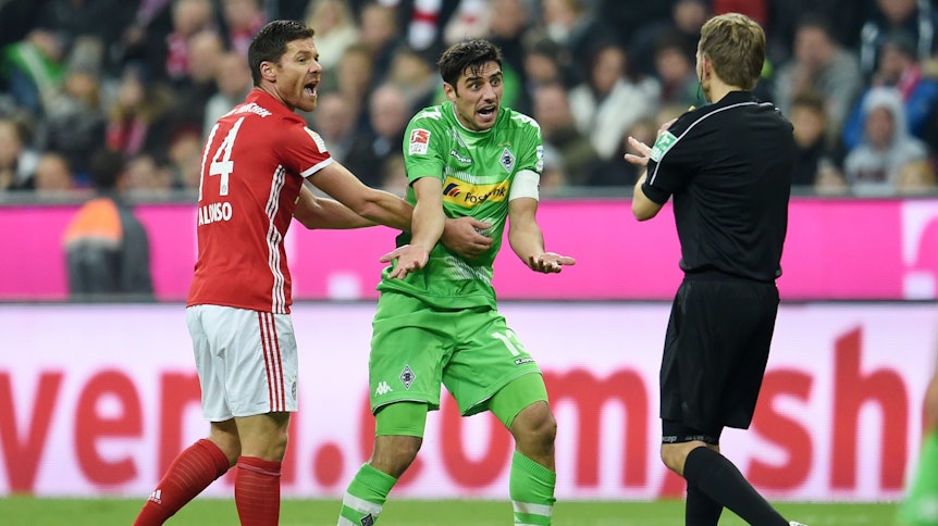 Ex-Bayern-Profi Xabi Alonso (l.) mit Gladbachs Lars Stindl (m.) während eines Bundesliga-Spiels am 22. Oktober 2016.