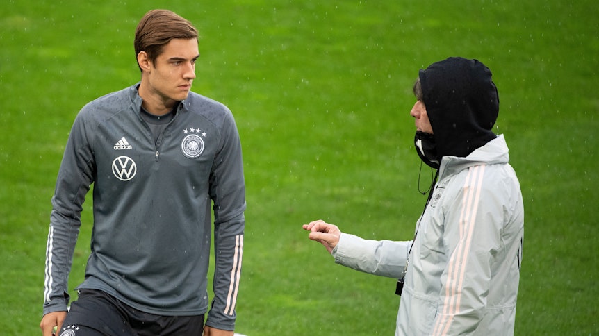 Florian Neuhaus (l.) am 6. Oktober 2020 in Köln im Gespräch mit Jogi Löw (r.).