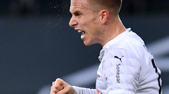 Oscar Wendt beim Jubel über seinen Treffer zum 2:1 im Heimspiel gegen Schalke 04 am 28. November 2020.