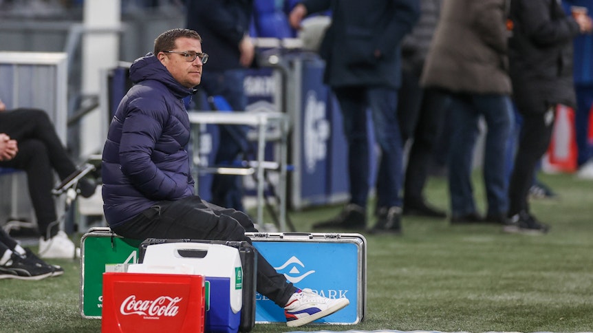 Gladbach-Manager Max Eberl, auf diesem Foto am 20. März 2021 in Gelsenkirchen zu sehen, sitzt auf einer Metall-Kiste.