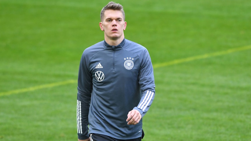 Gladbachs Abwehrchef Matthias Ginter nimmt am Nationalmannschafts-Training (23. März 2021) in der Düsseldorfer Arena teil. Beim Verlassen des Platzes blickt er in die Kamera des Fotografen