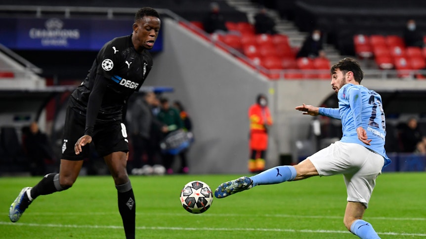 Gladbachs Denis Zakaria (l.) am 16. März 2021 in Budapest im Duell mit Manchesters Bernardo Silva (r.).
