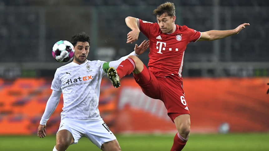 Lars Stindl (l.) und Joshua Kimmich (r.) bei Gladbachs 3:2-Heimsieg gegen Bayern München am 8. Januar 2021.