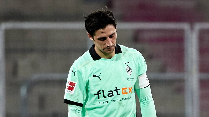 Lars Stindl lässt den Kopf hängen im Auswärtsspiel der der Fohlen beim FC Augsburg am 12. März 2021.
