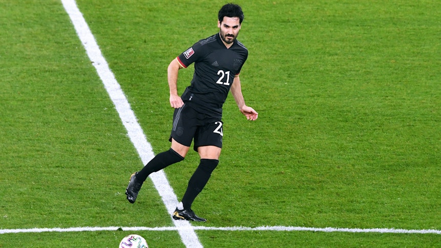 Mittelfeldspieler Ilkay Gündogan beim WM-Qualifikationsspiel der deutschen Nationalmannschaft gegen Island am 25. März 2021. In dieser Szene spielt er am Mittelkreis einen Pass zu einem Mitspieler.