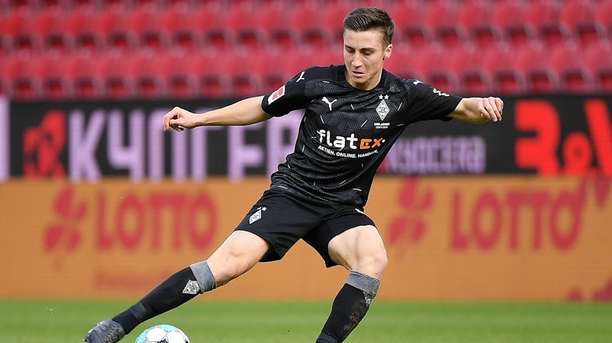 Gladbach-Talent Rocco Reitz mit dem Ball am Fuß bei seinem Bundesligadebüt im Bundesligaspiel der Gladbacher gegen den FSV Mainz 05 am 24. Oktober 2020.