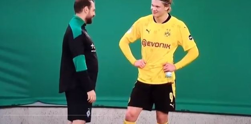 Gladbachs Co-Trainer René Maric und BVB-Stürmer Erling Haaland unterhielten sich nach der Partie im DFB-Pokal angeregt miteinander.