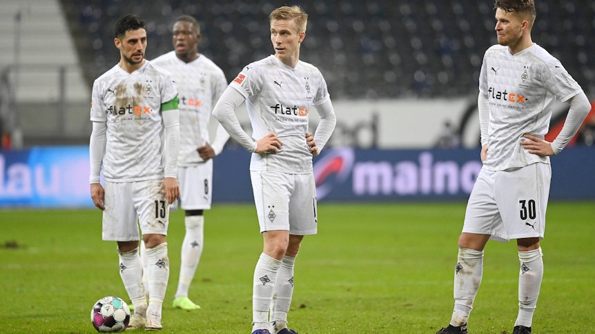 Oscar Wendt (Mitte), hier mit seinen Teamkollegen Lars Stindl (l.), Denis Zakaria (2.v.l) und Nico Elvedi (r.) beim Auswärtsspiel in Frankfurt am 15. Dezember 2020.