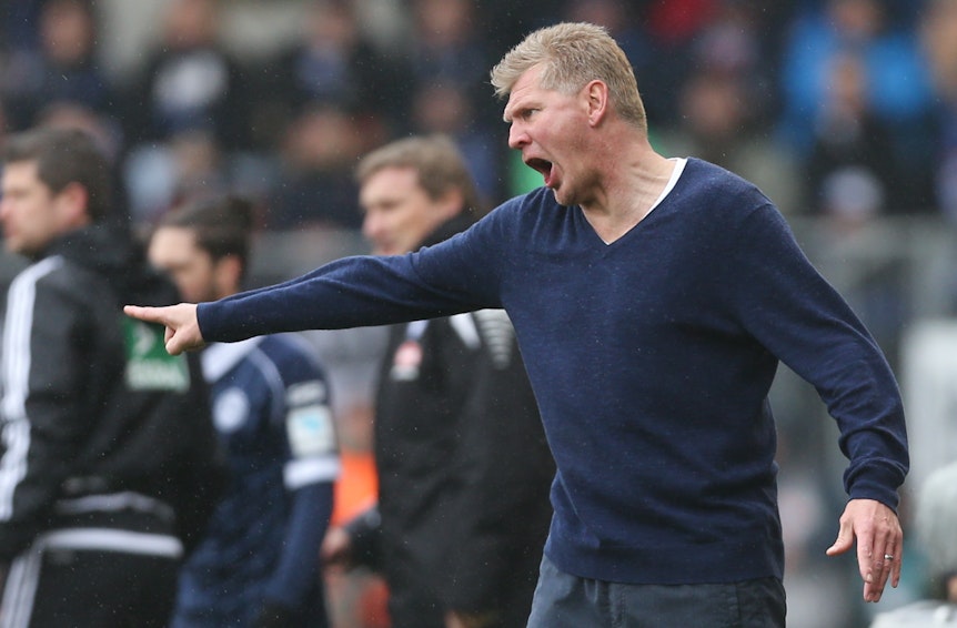Stefan Effenberg als Trainer des SC Paderborn im Spiel gegen Arminia Bielefeld