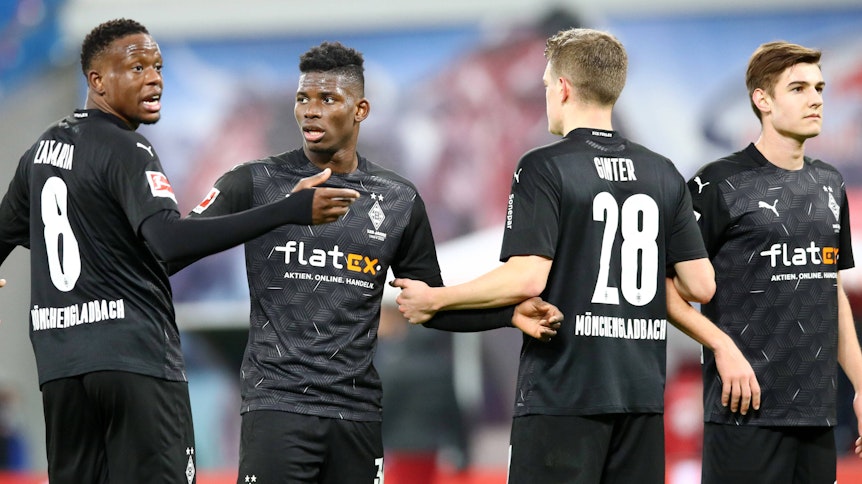 Denis Zakaria, Breel Embolo, Matthias Ginter und Florian Neuhaus (von links nach rechts) positionieren sich am 27. Februar für einen Freistoß von Gegner RB Leipzig.