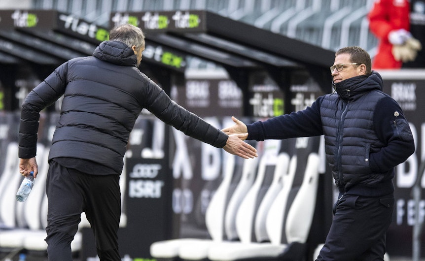 Marco Rose (l.) und Max Eberl (r.) schlagen sich beim Spiel gegen Mainz 05 in die Hände.