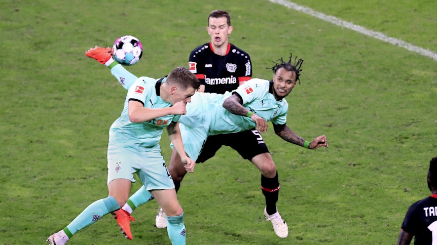 Gladbachs Valentino Lazaro (M.) erzielt am 8. November 2020 per Scorpion-Kick das „Tor des Jahres”.