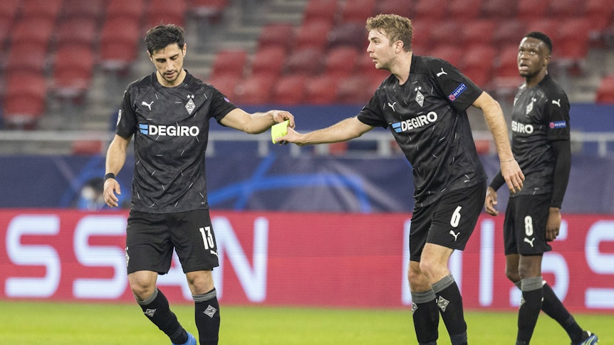 Lars Stindl (li.) und Christoph Kramer (re.), hier zu sehen am 24. Februar 2021, könnten bei Borussia Mönchengladbach zu den Profiteuren des Trainerwechsels werden. Stindl übergibt seine Kapitänsbinde an Kramer.