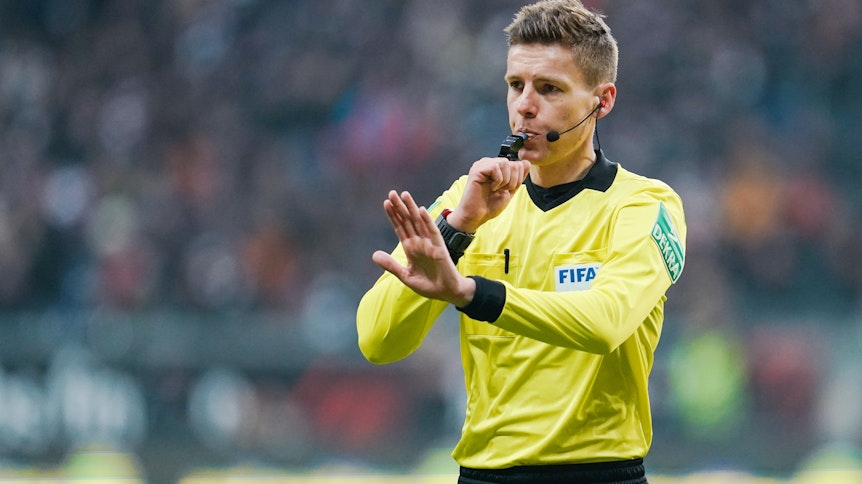 Fußball: Bundesliga, 19. Spieltag, Eintracht Frankfurt - RB Leipzig, Commerzbank-Arena. Schiedsrichter Daniel Siebert gestikuliert. (Zu dpa: «Berliner Siebert: Geisterspiele «leichter» für Schiedsrichter») +++ dpa-Bildfunk +++