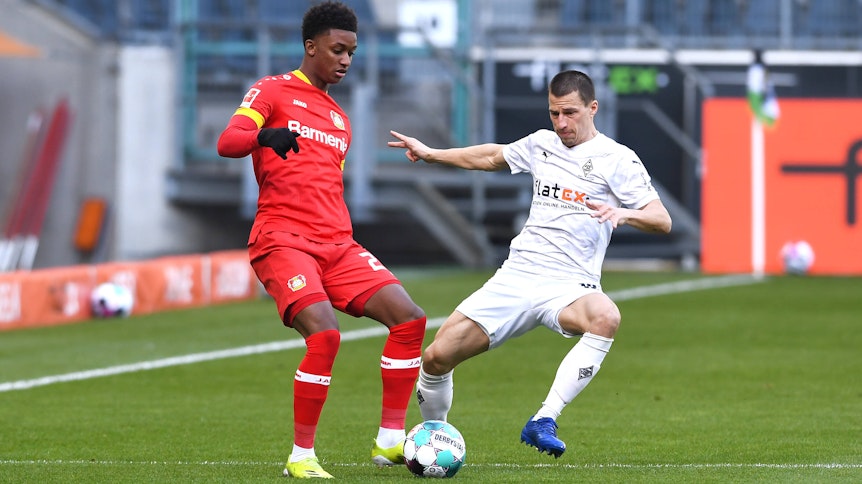 Gladbachs Abwehrspieler Stefan Lainer (r.) im Duell mit Leverkusens Demarai Gray (l.) beim Bundesliga-Duell am 6. März 2021 im Borussia-Park.