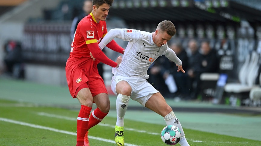 m Rheinland-Duell treffen Gladbach und Leverkusen am Samstag aufeinander. Beide Klubs stecken derzeit in einer Krise. Das Foto zeigt Leverkusens Patrick Schick (l.) im Duell um den Ball mit Gladbachs Nico Elvedi (r.).