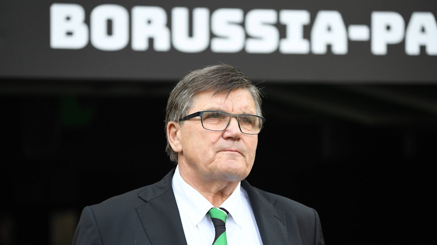 Hans Meyer, Präsidiums-Mitglied bei Fußball-Bundesligist Borussia Mönchengladbach, hier zu sehen am 7. April 2019, hat sich am 6. März 2021 beim Sender „Sky“ zur Unruhe beim VfL-Anhang wegen Trainer Marco Rose geäußert. Auf diesem Foto blickt er auf das Spielfeld.
