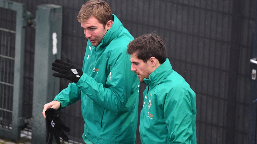 Gladbachs Christoph Kramer (l.) und Jonas Hofmann (r.) bei einem Training der Fohlenelf im Borussia-Park.