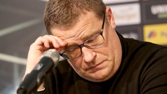 Der Sportdirektor von Borussia Mönchengladbach Max Eberl reibt sich während der Pressekonferenz die Stirn. Auf der PK haben die Verantwortlichen des Vereins bekannt gegeben, dass das Nachholspiel gegen den 1. FC Köln ohne Zuschauer stattfinden wird