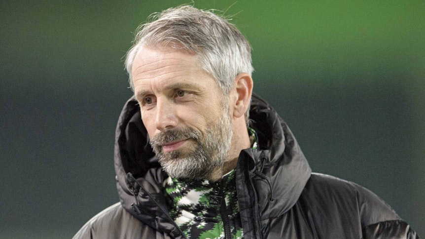 Gladbach-Trainer Marco Rose, auf diesem Foto am 2. März 2021 zu sehen, blickt auf das Spielfeld im Borussia-Park.