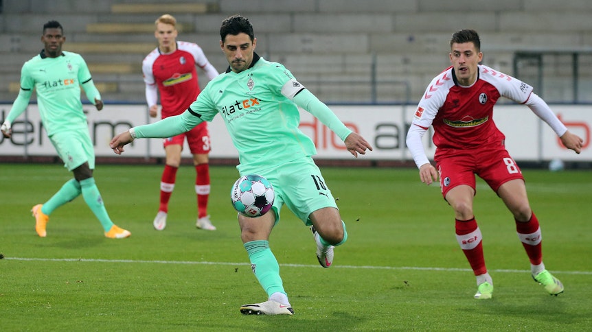 Gladbachs Lars Stindl schießt den Ball im Bundesligaspiel der Gladbacher gegen den SC Freiburg am 5. Dezember 2021.