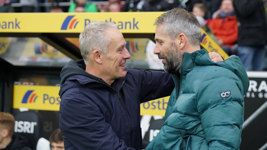 Christian Streich (l.) und Gladbach-Trainer Marco Rose (r.) begrüßen sich beim Bundesligaspiel der Gladbacher gegen den SC Freiburg am 1. Dezember 2019.