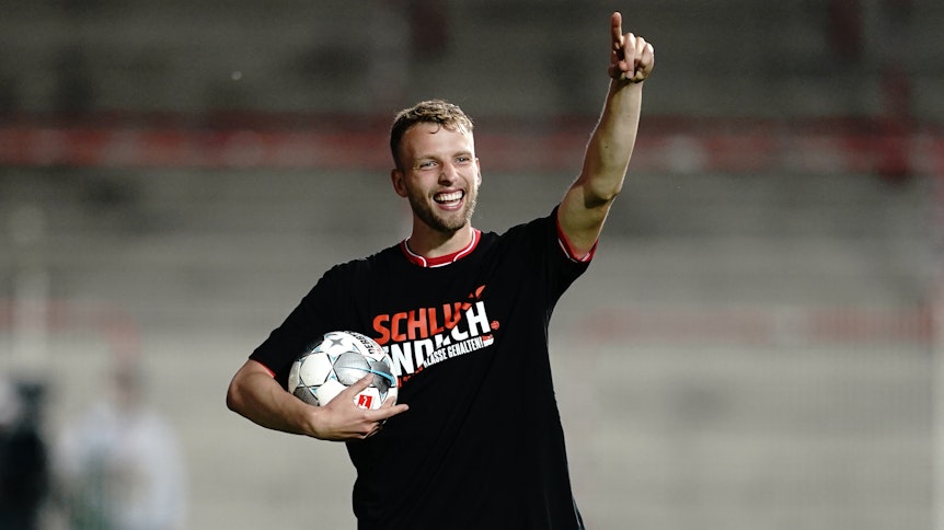 1. FC Union Berlin - SC Paderborn 07, 32. Spieltag im Stadion An der Alten Försterei. Berlins Marvin Friedrich feiert nach dem Spiel.