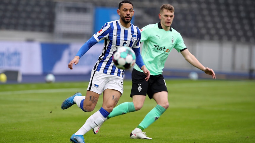 Herthas Matheus Cunha (l.) und Gladbachs Matthias Ginter (r.) im Kampf um den Ball im Bundesligaspiel der Berliner gegen Gladbach am 10. April 2021.