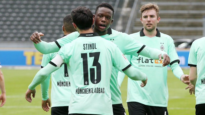 Die Gladbacher jubeln nach dem Ausgleich im Bundesligaspiel der Borussia bei der Hertha am 10. April 2021 im Olympiastadion.