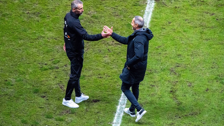 Gladbach-Trainer Marco Rose (l.) schüttelt Frankfurts Adi Hütter (r.) nach dem spiel zwischen Gladbach und Frankfurt am 15. Dezember 2020 die Hand.
