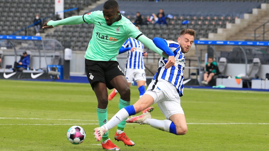 Gladbach-Stürmer Marcus Thuram (l.) im Zweikampf mit Hertha-BSC-Profi Lukas Klünter (r.).