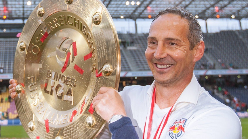 Adi Hütter zeigt am 24. Mai 2015 stolz die Meisterschale, die er mit mit Red Bull Salzburg gewonnen hat.