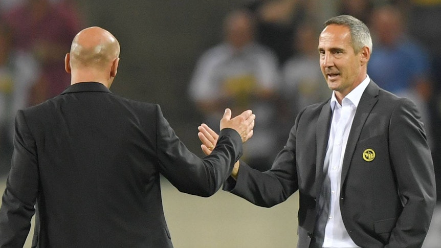 Adi Hütter (r.) klatscht am 24. August 2016, nach dem verlorenen Playoff-Duell mit Bern gegen Gladbach zur Champions League, Fohlen-Trainer André Schubert (l.) ab.