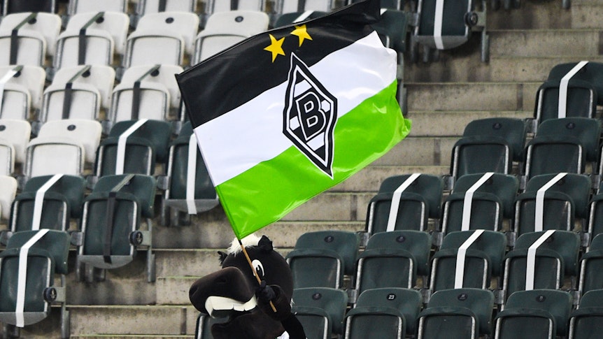 Fußball: Bundesliga, Borussia Mönchengladbach - SC Freiburg, 27. Spieltag im Borussia-Park. Das Gladbacher Maskottchen Jünter schwenkt eine Fahne. +++ dpa-Bildfunk +++