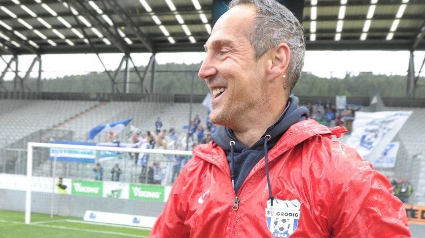 Adi Hütter nach der Bierdusche zur Feier des Aufstieges vom SV Grödig am 11. Mai 2014.