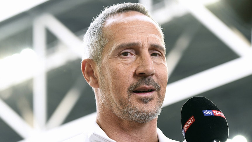 Trainer Adi Hütter spricht beim TV-Sender „Sky“ ins Mikrofon.