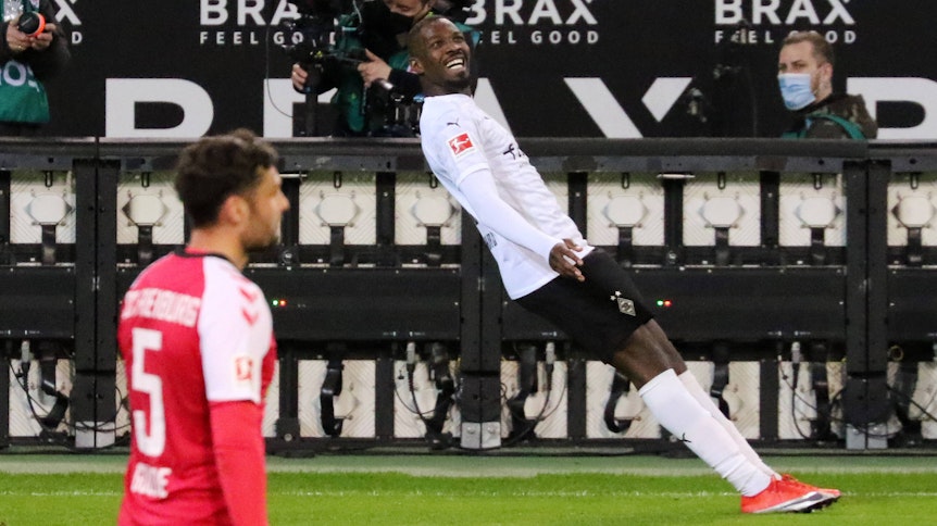 Gladbachs Marcus Thuram jubelt über sein Tor im Bundesligaspiel von Borussia Mönchengladbach gegen den SC Freiburg am 3. April 2021.