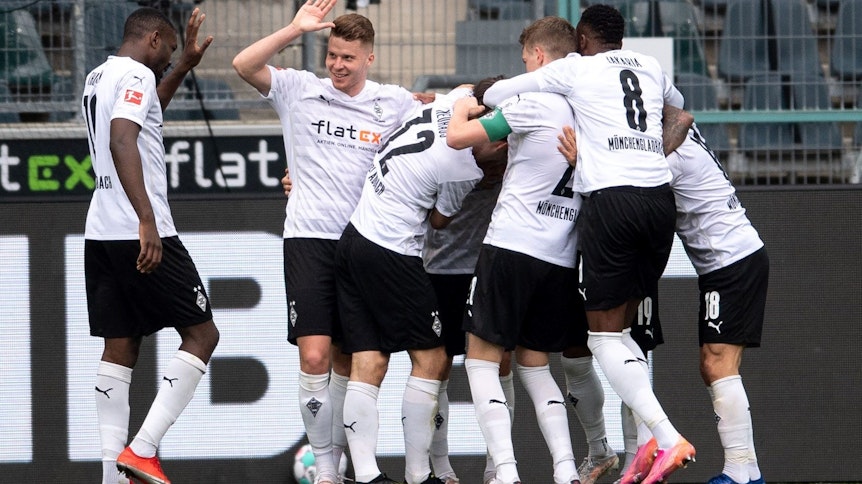 Das Team von Borussia Mönchegladbach bejubelt am 17. April 2021 den 4:0-Sieg gegen Eintracht Frankfurt