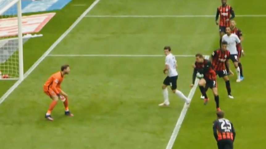 Großer Aufreger bei Gladbachs Bundesliga-Duell am 17. April 2021 im Borussia-Park gegen Frankfurt. In dieser Szene stoppt Eintracht-Spieler Stefan Ilsanker eine Hereingabe mit den Armen. Ein Elfmeter-Pfiff bliebt trotz Video-Überprüfung aus.