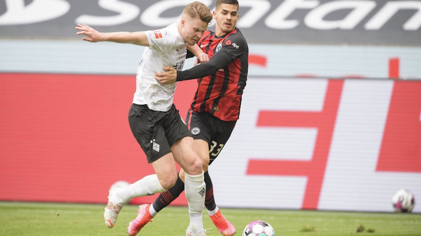 Gladbachs Nico Elvedi (l.) im Zweikampf mit Frankfurts André Silva beim 4:0-Sieg der Fohlenelf am 17. April 2021 im Borussia-Park.