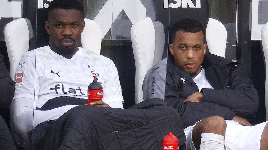 Gladbachs Top-Stürmer Marcus Thuram (l.) und Alassane Plea (r.) beim Spiel gegen Bayer Leverkusen am 6. März 2021 auf der Bank.