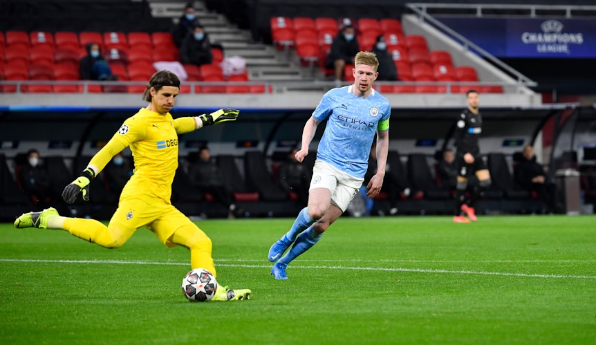 Gladbach Keeper Yann Sommer (l.) beim Champions-League-Achtelfinale gegen Manchester City am 16. März 2021 in Budapest.