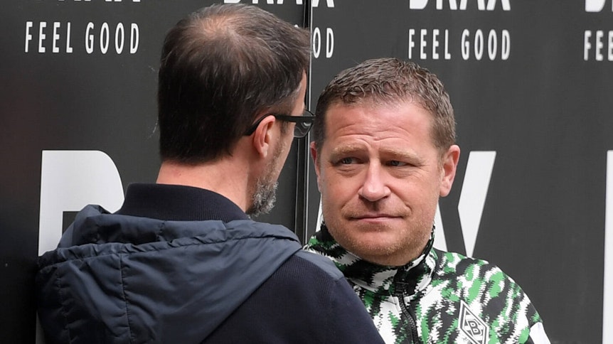 Gladbach-Manager Max Eberl (r.) unterhält sich am 17. April 2021 mit Fredi Bobic (l.), Vorstand Sport bei Eintracht Frankfurt.