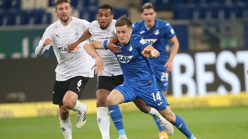 Gladbach hat am Mittwoch (21. April 2021) 2:3 bei der TSG Hoffenheim gespielt. In dieser Szene kämpfen Christoph Kramer (l.), Alassane Plea (M.) und Christoph Baumgartner (r.) um den Ball.