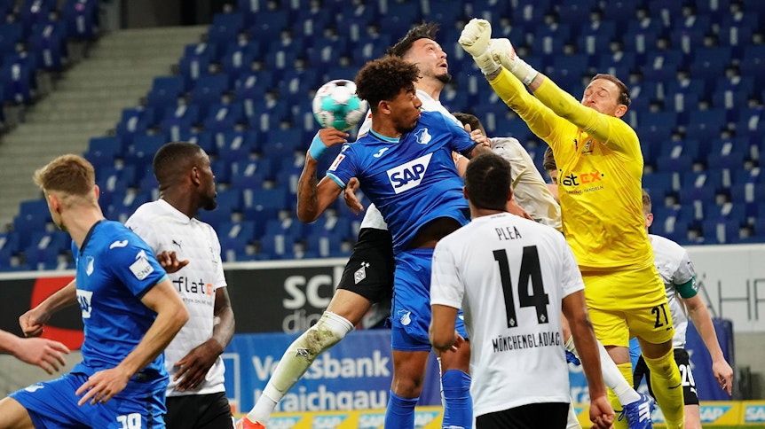 Bei Borussias Auftritt am Mittwoch (21. April 2021) in Hoffenheim brannte es mehrfach, wie in dieser Szene, lichterloh im Gladbacher Strafraum.