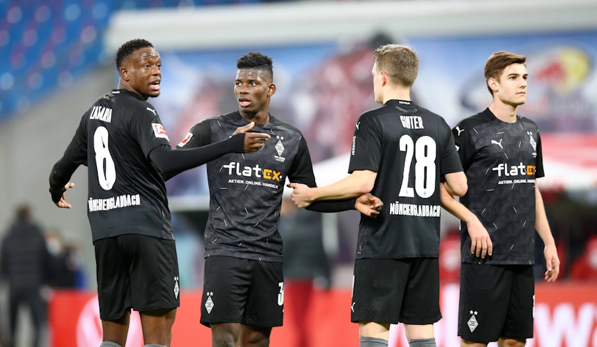 Die Gladbacher Spieler Denis Zakaria, Breel Embolo, Matthias Ginter und Florian Neuhaus (v.l.n.r.) im Bundesligaspiel der Gladbacher bei RB Leipzig am 27. Februar 2021.