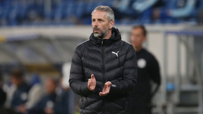 Gladbach-Trainer Marco Rose klatscht motivierend in die Hände im Spiel seiner Mannschaft gegen Hoffenheim am 21. April 2021.