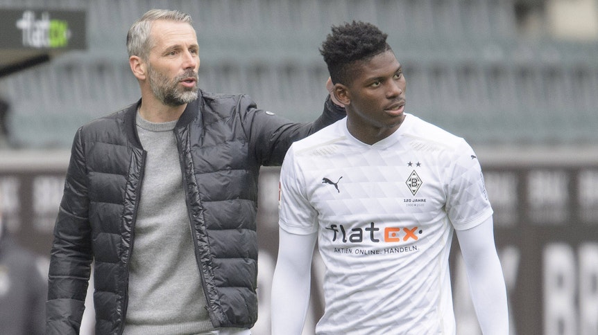 Gladbach-Trainer Marco Rose (l.) mit seinem Stürmer Breel Embolo (r.). Dieses Foto ist am 17. April 2021 entstanden.